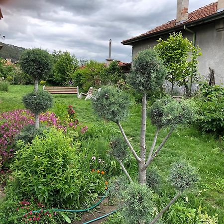 Лилянината Къща Villa Kalofer Luaran gambar
